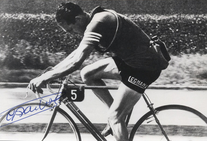 Bartali, Gino  | (1914-2000) Originalsignatur auf S/W-Bildkarte von Gino Bartali (ITA). Tour de France Sieger 1938 und 1948. 13x9,5 cm.