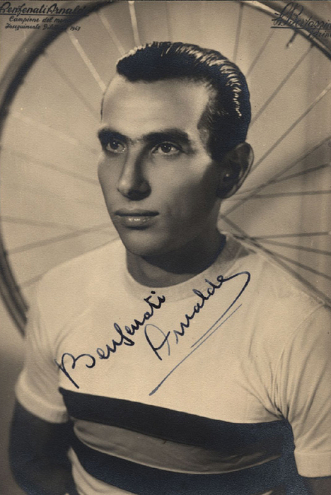 Benfenati, Arnaldo  | (1924-1986) S/W-Autogrammkarte mit original Signatur von Arnaldo Benfenati (ITA) mit Tinte. Silbermedaille im Radsport Mannschaftsverfolgung mit Italien bei den Olympischen Spielen 1948. 1947 Weltmeister der Amatuere Einzelverfolgung. 14x9,5 cm.
