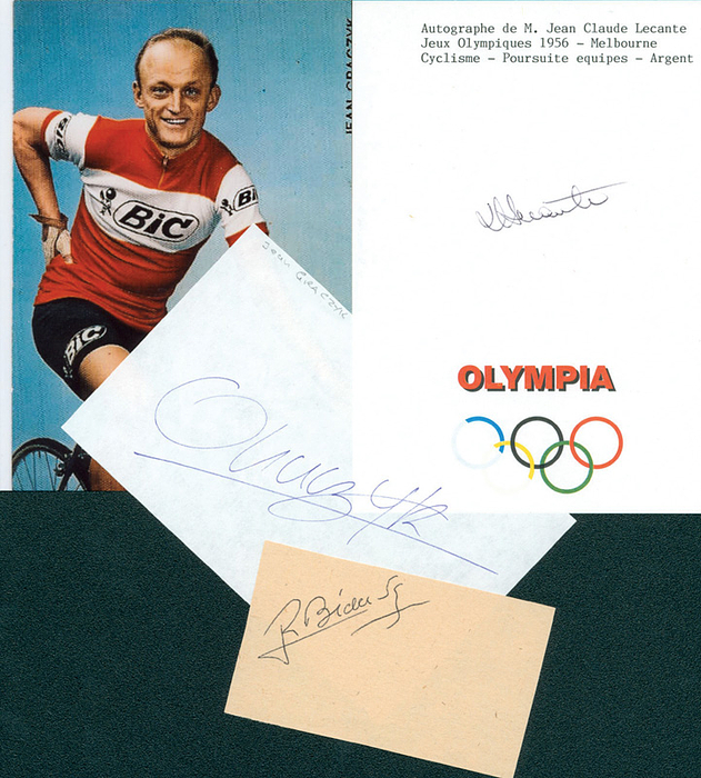 Frankreich OSS1956 Radsport  | Silbermedaille für Frankreich im Radsport bei den Olympischen Spielen 1956 in der 4000 m Mannschaftsverfolgung. Original Signaturen von: René Bianchi (Selten!); Jean Graczyk (1933-2004; 5 Etappen Siege Tour des France; Grünes trikot 1958 + 1960); Jean-Claude Lecante (Selten!); Blancobelege 15x10 bis 9x5 cm       15x10 cm + 10x7 cm.