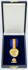 FIFA-Orden 2004  | FIFA-Orden „FIFA-Centennial ORDER OF MERIT“ 2004 in Gold. In Originalkassette mit dazugehörige Ordenspin. Größe der Kassette 16,5x11xx3,5 cm; „Order of Merit“ vergoldet, 4,5 cm mit original Seidenband; Pin, vergoldet, 2,5x2,2 cm. - Bild 5