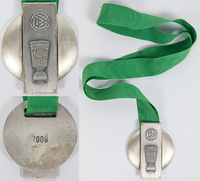  - German Cup Final Runner´s up medal 2008: Original winner's medal from Borussia Dortmund for second place in the 2008 DFB Cup final on April 19, 2008, in Berlin, Bayern Munich vs. Borussia Dortmund (2:1 after extra time). Engraved with "2008" on the reverse. Matt polished stainless steel (weight 85 grams), 6 x 5.2 cm, with original silk ribbon. Condition: B