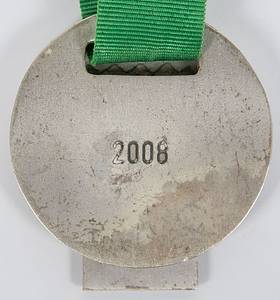  - German Cup Final Runner´s up medal 2008: Original winner's medal from Borussia Dortmund for second place in the 2008 DFB Cup final on April 19, 2008, in Berlin, Bayern Munich vs. Borussia Dortmund (2:1 after extra time). Engraved with "2008" on the reverse. Matt polished stainless steel (weight 85 grams), 6 x 5.2 cm, with original silk ribbon. Condition: B - Bild 3