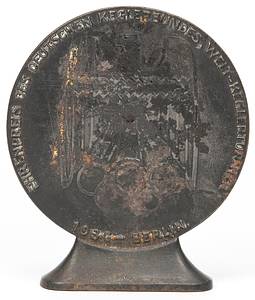 Medaille 1936  | Große Eisengußmedaille  mit Inschrift "Im Jahr der Olympischen Spielen 1936". 11,7 cm auf Sockel. . Mit Sonderbeschriftung "Ehrenpreis des Deutschen Keglerbundes - Deutsche Meisterschaften 1936" (normalerweise wurde die Medaille ohne diese Beschriftung ausgegeben). - Bild 2