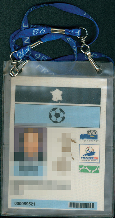 Ausweis WM 1998  | Offizielle Teilnehmerausweis für die Fußball-Weltmeisterschaft 1998 von einem hohen FIFA-Funktionär mit Lichtbild und Seidenband. 15x11 cm.