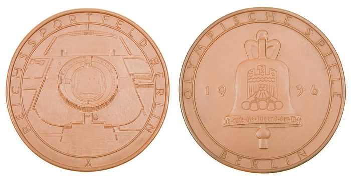 Porzellanmedaille 1936  | Große Porzellanmedaille zur Erinnerung an die Olympischen Spiele Berlin 1936. Olympiaglocke/Reichssportfeld. Hersteller: Meissen. Braun. (Scheuch 1066a), 11,6 cm.