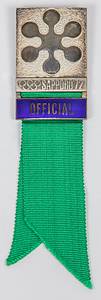 Teilnehmerabzeichen 1972  | Offizielles Teilnehmerabzeichen Sapporo 1972 „Official“. Bronze, versilbert. Schriftleiste violett emaliert. Mit grünem Seidenband, 14x3,8 cm. Mit original Box. - Bild 2