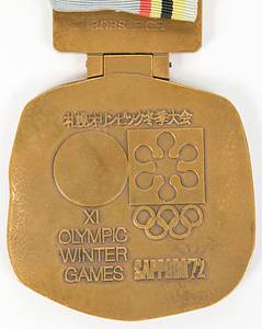 Siegermedaille 1972  | Siegermedaille von den Olympischen Spielen Sapporo 1972 für den 3.Platz im Viererbob für Deutschland. Medaille mit der Aufschrift "XI Olympic Winter Games Sapporo 72" und dem Logo der Spiele. Mit Plakette mit dem Symbol für Bobfahren und auf der Rückseite der Plakette der Schriftzug "Bobsleigh". Medaille mit Plakette, 8,5x6 cm. Mit original Seidenband. - Bild 3