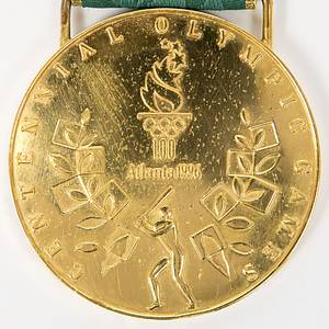  - Olympic Games Atlanta 1996 Gold winner medal: Gold medal for Cuba's first-place baseball victory at the 26th Summer Olympic Games in Atlanta 1996. Engraved with "Baseball" on the edge. Gold-plated silver (180 grams), 7 cm, thickness: 0.5 cm. With a green embroidered silk ribbon. Includes an original wooden box engraved with the 1996 Olympic Games logo, 17.5 x 13 x 5.5 cm. --Medal slightly tarnished; gilding slightly brittle due to the tropical climate in Cuba; minor signs of wear Condition: A- - Bild 3