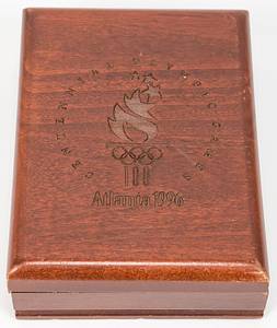  - Olympic Games Atlanta 1996 Gold winner medal: Gold medal for Cuba's first-place baseball victory at the 26th Summer Olympic Games in Atlanta 1996. Engraved with "Baseball" on the edge. Gold-plated silver (180 grams), 7 cm, thickness: 0.5 cm. With a green embroidered silk ribbon. Includes an original wooden box engraved with the 1996 Olympic Games logo, 17.5 x 13 x 5.5 cm. --Medal slightly tarnished; gilding slightly brittle due to the tropical climate in Cuba; minor signs of wear Condition: A- - Bild 8