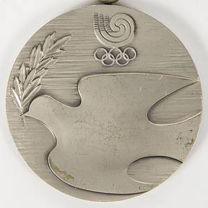 Olympic Games Seoul 1988. Silver Winner medal - Olympic Games Seoul 1988. Silver Winner medal: Original winner's medal from the 1988 Seoul Olympic Games for second place in the equestrian dressage team for Switzerland. Engraved with "Equestrian Team Dressage" on the edge. Silver, 6 cm (weight 140), with original silk ribbon. --The consignor received this medal directly from the Swiss athlete. The buyer will receive the athlete's name. Condition: A - Bild 3