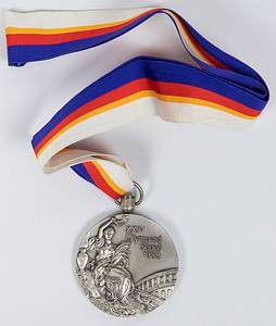 Siegermedaille 1988  | Original Siegermedaille bei den Olympischen Spielen Seoul 1988 für den 2.Platz im Reiten Dressur Mannschaft für die Schweiz. Mit Randgravur "Equestrian Team Dressage" Silber, 6 cm (Gewicht 140) mit original Seidenband. - Bild 4