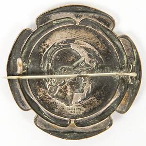 Teilnehmerabzeichen 1908  | Offizielles Teilnehmerabzeichen für die Olympischen Spiele 1908 in London mit der Aufschrift "Olympic Games London 1908 Judge" (Jury).  Bronze, versilbert, blau emailliert, Hersteller: "Vaughton,Birmingham", 5,7 cm. - Bild 3