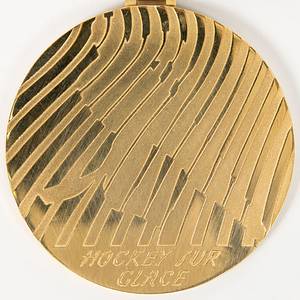  - Winner's medal for first place in ice hockey for the USSR at the 1968 Winter Olympics in Grenoble. Inscribed "Hockey sur Glace." Gold-plated silver (6 cm, weight 122 grams) with silk ribbon in the original case. Condition: A - Bild 4