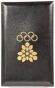  - Winner's medal for first place in ice hockey for the USSR at the 1968 Winter Olympics in Grenoble. Inscribed "Hockey sur Glace." Gold-plated silver (6 cm, weight 122 grams) with silk ribbon in the original case. Condition: A - Bild 6