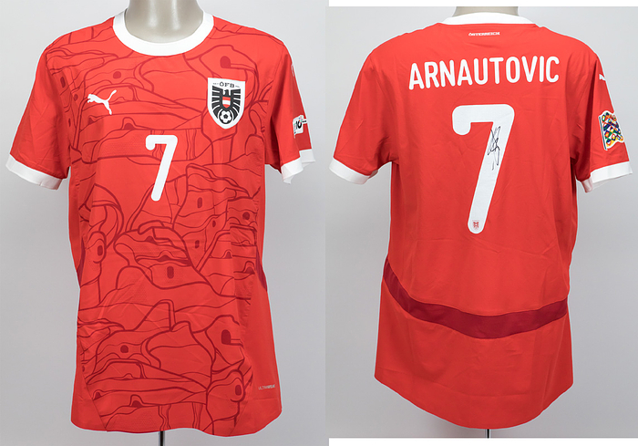 Österreich - Trikot 2025 Nations League  | Original match worn Spielertrikot von Österreich mit der Rückennummer 7. Getragen von Marko Arnautovic am 20.03.2025 im Relegatiobsspiel zur UEFA Nations League gegen Serbien. Österreich - Serbien 1:1. Trikot mit original Autograph von Arnautovic. Dabei: Original match worn Spielerschuhe vom ÖFB aus dem Playoff-Spiel vom 20.03.2025 gegen Serbien. Österreich - Serbien 1:1 Getragen von Marko Arnautovic im Relegationsspiel zur UEFA Nations League gegen Serbien.Beide Schuhe mit original Autograph von Arnautovic. Außerdem: Original match worn Spiel-Wimpel vom Relegationsspiel zur UEFA Nations League von Serbien übergeben an Österreich. Österreich - Serbien 1:1. Es handelt sich um einen farbig bestickten Seidenwimpel. Spiel Wimpel; Größe 46cm x 35cm; mit vergoldeter Stange und Seiden-Fransen; Schriftzug ' Football Association of Serbia UNL 2025 Play Offs Austria - Serbia Vienna 20.03.2025' auf Vorderseite gestickt; mit gesticktem Wappen von Serbien auf der Rückseite. Status:ABA.