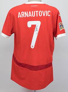 Österreich - Trikot 2025 Nations League  | Original match worn Spielertrikot von Österreich mit der Rückennummer 7. Getragen von Marko Arnautovic am 20.03.2025 im Relegatiobsspiel zur UEFA Nations League gegen Serbien. Österreich - Serbien 1:1. Trikot mit original Autograph von Arnautovic. Dabei: Original match worn Spielerschuhe vom ÖFB aus dem Playoff-Spiel vom 20.03.2025 gegen Serbien. Österreich - Serbien 1:1 Getragen von Marko Arnautovic im Relegationsspiel zur UEFA Nations League gegen Serbien.Beide Schuhe mit original Autograph von Arnautovic. Außerdem: Original match worn Spiel-Wimpel vom Relegationsspiel zur UEFA Nations League von Serbien übergeben an Österreich. Österreich - Serbien 1:1. Es handelt sich um einen farbig bestickten Seidenwimpel. Spiel Wimpel; Größe 46cm x 35cm; mit vergoldeter Stange und Seiden-Fransen; Schriftzug ' Football Association of Serbia UNL 2025 Play Offs Austria - Serbia Vienna 20.03.2025' auf Vorderseite gestickt; mit gesticktem Wappen von Serbien auf der Rückseite. Status:ABA. - Bild 3