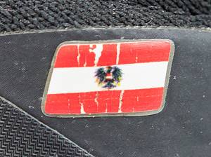Österreich - Trikot 2025 Nations League  | Original match worn Spielertrikot von Österreich mit der Rückennummer 7. Getragen von Marko Arnautovic am 20.03.2025 im Relegatiobsspiel zur UEFA Nations League gegen Serbien. Österreich - Serbien 1:1. Trikot mit original Autograph von Arnautovic. Dabei: Original match worn Spielerschuhe vom ÖFB aus dem Playoff-Spiel vom 20.03.2025 gegen Serbien. Österreich - Serbien 1:1 Getragen von Marko Arnautovic im Relegationsspiel zur UEFA Nations League gegen Serbien.Beide Schuhe mit original Autograph von Arnautovic. Außerdem: Original match worn Spiel-Wimpel vom Relegationsspiel zur UEFA Nations League von Serbien übergeben an Österreich. Österreich - Serbien 1:1. Es handelt sich um einen farbig bestickten Seidenwimpel. Spiel Wimpel; Größe 46cm x 35cm; mit vergoldeter Stange und Seiden-Fransen; Schriftzug ' Football Association of Serbia UNL 2025 Play Offs Austria - Serbia Vienna 20.03.2025' auf Vorderseite gestickt; mit gesticktem Wappen von Serbien auf der Rückseite. Status:ABA. - Bild 19