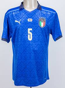 UEFA Euro 2021 match worn football shirt Italia - Original match-worn / issued Italy shirt with the number 5. Worn by Manuel Locatelli on July 11, 2021, in the European Football Championship final against England. Italy - England 1:1, 3:2 on penalties. Barella is the 2021 European Football Champion. Status: AAC --Short-sleeved jersey; size L; rubberized federation logo, 4 World Cup stars, Puma logos, and match details; rubberized player name and number (front and back); laser-engraved ventilation holes; 'Italia' lettering embroidered on the back of the collar; with UEFA European Trophy patch and UEFA Respect patch; Puma DryCell. Condition: A - Bild 2