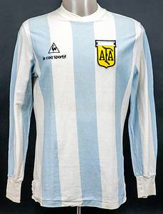  - Original match-worn Argentina shirt with number 25. Worn by Ruben Insuai in a 1983 Copa America match. Status: ABC --Long-sleeved jersey; size 4x5; embroidered federation logo, flocked le coq sportif logo; flocked back number; jersey has signs of wear (small stains); le coq sportif. Condition: A- - Bild 2