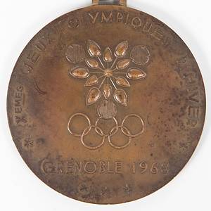  - 1968 Winter Olympics Grenoble. Winner's medal for 3rd place in the men's doubles luge for West Germany at the 1968 Winter Olympics Grenoble. Engraved with "Luge Double" on the edge. Bronze (weight 116 grams), 6 cm with silk ribbon, in the original case. --Excellent. EF. --The consignor received the medal directly from the athlete Condition: A- - Bild 3