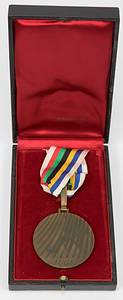  - 1968 Winter Olympics Grenoble. Winner's medal for 3rd place in the men's doubles luge for West Germany at the 1968 Winter Olympics Grenoble. Engraved with "Luge Double" on the edge. Bronze (weight 116 grams), 6 cm with silk ribbon, in the original case. --Excellent. EF. --The consignor received the medal directly from the athlete Condition: A- - Bild 6