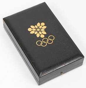  - 1968 Winter Olympics Grenoble. Winner's medal for 3rd place in the men's doubles luge for West Germany at the 1968 Winter Olympics Grenoble. Engraved with "Luge Double" on the edge. Bronze (weight 116 grams), 6 cm with silk ribbon, in the original case. --Excellent. EF. --The consignor received the medal directly from the athlete Condition: A- - Bild 7