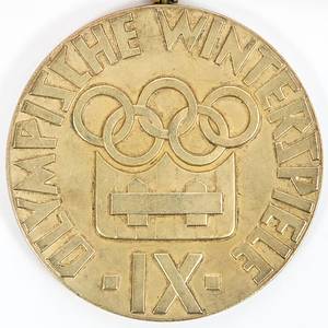  - Gold medal for first place in speed skating at the 1964 Innsbruck Winter Olympics. Design: M. Coufal. Gold-plated silver with pendant and silk ribbon. Weight: 168 grams, 7 cm. In original case. --Only 70 gold medals were awarded. --light signs of wear. The silk ribbon is stained and slightly damaged. This silk ribbon is not the original. The silk ribbon was lost and replaced with a similar one that matches the original. Condition: A- - Bild 2
