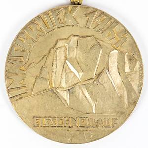  - Gold medal for first place in speed skating at the 1964 Innsbruck Winter Olympics. Design: M. Coufal. Gold-plated silver with pendant and silk ribbon. Weight: 168 grams, 7 cm. In original case. --Only 70 gold medals were awarded. --light signs of wear. The silk ribbon is stained and slightly damaged. This silk ribbon is not the original. The silk ribbon was lost and replaced with a similar one that matches the original. Condition: A- - Bild 3
