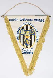 Turin,Juve - Spielwimpel 1984  | Originalspielwimpel Juventus Turin mit aufgesticktem Schriftzug „Coppa Campioni 1984/85 Grasshoppers Club Zürich v Juventus F.C. (Turin) Zürich 7 / 11/ 1984“ (2:4) mit aufgesetztem bestickten Vereinslogo. Rückseite in Nationalfarben Italiens. Leinenwimpel mit Seidenfransen. Metallstange. 42x32 cm. - Bild 2