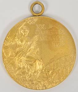 Siegermedaille 1972  | Goldmedaille für den 1. Platz im Basketball für die Mannschaft der UdSSR bei den Olympischen Spielen München 1972. (Entwurf von G.Cassioli und G.Marcks). Silber, vergoldet, 6,6 cm mit original Kette. Mit Randgravur "Basketball" und dem eingravierten Namen des Athleten. Zum ersten Mal seit 1936 hieß der Sieger im Basketball nicht USA. In dem dramatischsten Finale im Basketball der Olympischen Geschichte, erzielte der Russe Alexnder Below in der letzten Sekunden die entscheidenden Punkte für die sowjetische Mannschaft. Die letzte und entscheidende Spielszene mußte zweimal wiederholt werden, bevor die UdSSR die Siegespunkte zum 51:50 erzielte. Die US-Auswahl nahm aus Protest nicht an der Siegerehrung teil, kein einziger der US-amerikanischen Spieler nahm jemals seine Silbermedaille entgegen.[. - Bild 2