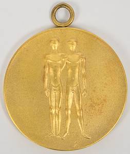 Siegermedaille 1972  | Goldmedaille für den 1. Platz im Basketball für die Mannschaft der UdSSR bei den Olympischen Spielen München 1972. (Entwurf von G.Cassioli und G.Marcks). Silber, vergoldet, 6,6 cm mit original Kette. Mit Randgravur "Basketball" und dem eingravierten Namen des Athleten. Zum ersten Mal seit 1936 hieß der Sieger im Basketball nicht USA. In dem dramatischsten Finale im Basketball der Olympischen Geschichte, erzielte der Russe Alexnder Below in der letzten Sekunden die entscheidenden Punkte für die sowjetische Mannschaft. Die letzte und entscheidende Spielszene mußte zweimal wiederholt werden, bevor die UdSSR die Siegespunkte zum 51:50 erzielte. Die US-Auswahl nahm aus Protest nicht an der Siegerehrung teil, kein einziger der US-amerikanischen Spieler nahm jemals seine Silbermedaille entgegen.[. - Bild 3