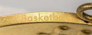 Siegermedaille 1972  | Goldmedaille für den 1. Platz im Basketball für die Mannschaft der UdSSR bei den Olympischen Spielen München 1972. (Entwurf von G.Cassioli und G.Marcks). Silber, vergoldet, 6,6 cm mit original Kette. Mit Randgravur "Basketball" und dem eingravierten Namen des Athleten. Zum ersten Mal seit 1936 hieß der Sieger im Basketball nicht USA. In dem dramatischsten Finale im Basketball der Olympischen Geschichte, erzielte der Russe Alexnder Below in der letzten Sekunden die entscheidenden Punkte für die sowjetische Mannschaft. Die letzte und entscheidende Spielszene mußte zweimal wiederholt werden, bevor die UdSSR die Siegespunkte zum 51:50 erzielte. Die US-Auswahl nahm aus Protest nicht an der Siegerehrung teil, kein einziger der US-amerikanischen Spieler nahm jemals seine Silbermedaille entgegen.[. - Bild 4