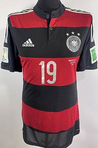 DFB - Trikot 2014 WM  | Original match issued DFB Spielertrikot mit der Nummer 19 von Mario Götze.Vorbereitet für das Gruppenspiel gegen die USA am 26.06.2014 in Recife, Brasilien, was die deutsche Nationalmannschaft 0:1 gewann, durch ein Tor von Thomas Müller.Status AAB. - Bild 11