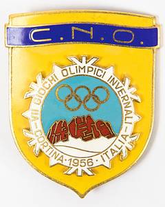 Olympic Winter Games 1956. Participation badge - 1956 Winter Olympics Cortina d'Ampezzo. Official participant badge with the inscription "C.N.O." (NOC). Bronze, gold-plated, color enameled, 5 x 4 cm. In original leather box with the Olympic rings and the year "1956" (9 x 8 x 2.2 cm). --(Ebel 1956-W003). 70 badges were issued! Condition: A- - Bild 2