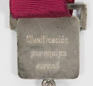  - Official silver medal for the USSR men's team gymnastics for second place in the pommel horse at the 1968 Summer Olympics in Mexico. Silver (124 grams), 6 cm, with a silver plaque bearing the gymnastics symbol. Engraved on the reverse of the plaque is "Classification par equipe varonil" (Men's Team Classification). With original burgundy silk ribbon. --The consignor received this medal directly from a USSR athlete in the 1990s. Condition: A - Bild 3
