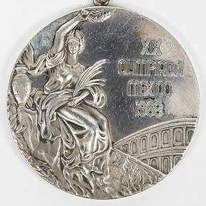  - Official silver medal for the USSR men's team gymnastics for second place in the pommel horse at the 1968 Summer Olympics in Mexico. Silver (124 grams), 6 cm, with a silver plaque bearing the gymnastics symbol. Engraved on the reverse of the plaque is "Classification par equipe varonil" (Men's Team Classification). With original burgundy silk ribbon. --The consignor received this medal directly from a USSR athlete in the 1990s. Condition: A - Bild 4