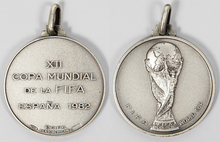 Siegermedaille WM1982  | Offizielle Siegermedaille für die Fußball-Mannschaft von Polen für den 3.Platz bei der Fußball-Weltmeisterschaft 1982 in Spanien mit der Aufschrift. „XII Copa Mundial de la FIFA Espana 1982“ Silber (gepunzt, 925er Gewicht: 21,45 Gramm), Hergestellt von Bertoni, 3,5 cm.