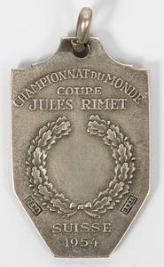 Siegermedaille WM1954  | Offizielle Siegermedaille der österreichischen Mannschaft für den 3.Platz bei der 5.Fußball-Weltmeisterschaft 1954 in der Schweiz. „Championat du Monde Coupe Jules Rimet Suisse 1954" Silber, gestempelt (925er Silber, 14,35 gr.). Hersteller: "PEKA", 3,6x2,3 cm. Dabei eine Box im Stile der original Verpackungen von 1954. - Bild 3