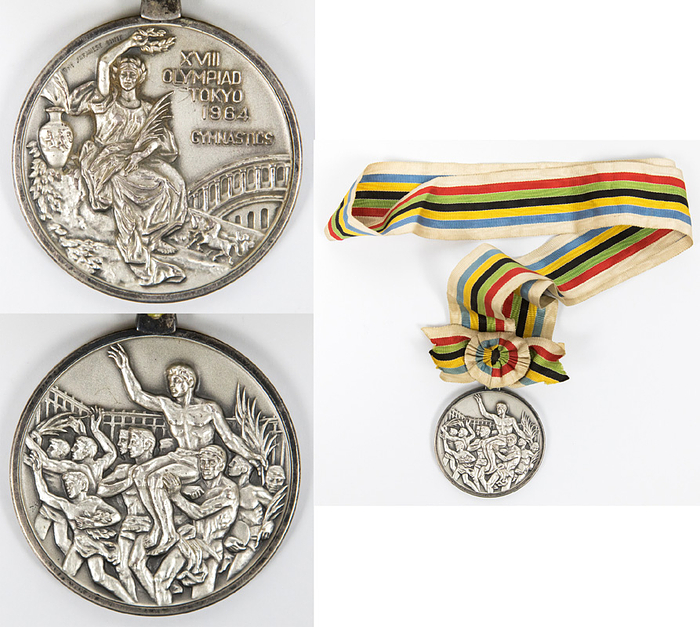 Siegermedaille 1964  | Offizielle silberne Siegermedaille eines russischen Turner (URS) für den 2.Platz bei den Olympischen Sommerspielen in Tokyo 1964. Silber (102,6 Gramm) 6,3 cm mit der Aufschrift "XVII Olympiad Tokyo 1964 Gymnastics". Mit original mehrfarbigen Seidenband und Seidenrosette.