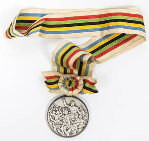 Siegermedaille 1964  | Offizielle silberne Siegermedaille eines russischen Turner (URS) für den 2.Platz bei den Olympischen Sommerspielen in Tokyo 1964. Silber (102,6 Gramm) 6,3 cm mit der Aufschrift "XVII Olympiad Tokyo 1964 Gymnastics". Mit original mehrfarbigen Seidenband und Seidenrosette. - Bild 2