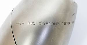  - Original torch of the Olympic Games in Albertville 1992. Matted steel with engraved inscription "XVIe Jeux Olympiques d´Hiver 1992" and Olympic Rings. Engraved number "090:100" (there was a limited edition of 100 copies). 44 cm. Was used in the torch relay. Extraordinary design of French designer Philippe Starck. One of the rarest torches. With minor trace of usage; burner with fire traces from the relay. Condition: A- - Bild 4