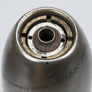  - Original torch of the Olympic Games in Albertville 1992. Matted steel with engraved inscription "XVIe Jeux Olympiques d´Hiver 1992" and Olympic Rings. Engraved number "090:100" (there was a limited edition of 100 copies). 44 cm. Was used in the torch relay. Extraordinary design of French designer Philippe Starck. One of the rarest torches. With minor trace of usage; burner with fire traces from the relay. Condition: A- - Bild 6
