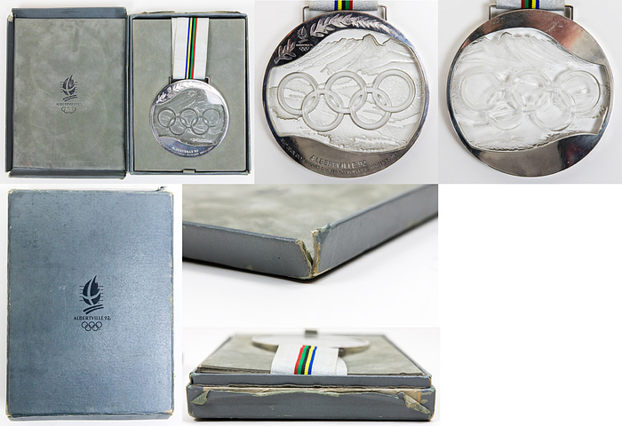 Siegermedaille 1992  | Siegermedaille von den Olympischen Winterspielen Albertville 1992 für den 2.Platz im Short Track für einen Athleten, Laliqueglas gefasst in Silber mit der Aufschrift "Albertville XVI Jeux Olympiques d´Hiver. XVI Oympic Winter Games", Durchmesser 9,2 cm, Dicke 0,9 cm. Mit original Seidenband durchwebt mit Silberfaden. In original Box, ausgekleidet mit Velourleder.