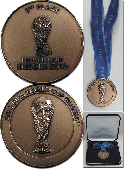 Siegermedaille WM 2018  | Original Siegermedaille der Nationalmannschaft von Belgien für den 3.Platz bei der Fußball-Weltmeisterschaft 2018 in Russland. Mit der Aufschrift "3rd Place FIFA World Cup Russia 2018". Bronze (Gewicht: 90 Gramm), 6 cm mit original Seidenband. In einem FIFA-Etui. (18x18x3 cm).