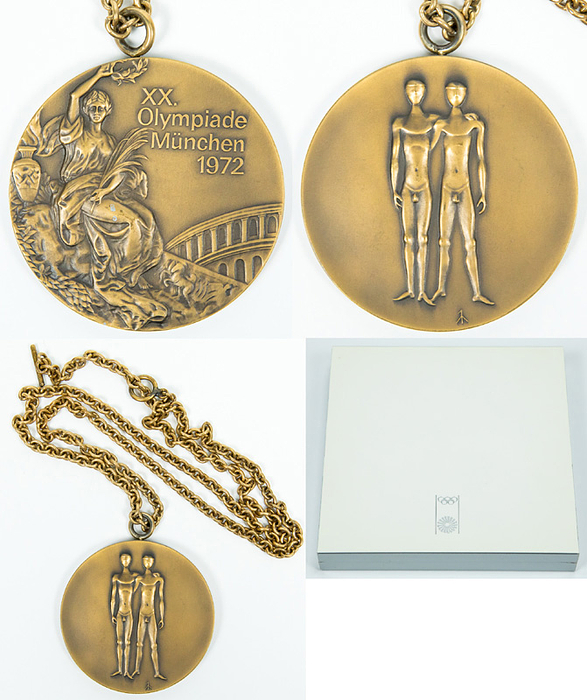 Siegermedaille 1972  | Bronze-Siegermedaille XX.Olympiade München 1972. (Entwurf von G.Cassioli und G.Marcks). Bronze, 6,6 cm mit original Kette. In Originaletui  (17x17x2,8 cm) aus Kunststoff mit aufgedrucktem Olympischen Logo.