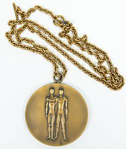 Winner's Medal: Olympic Games 1972  Munich - Bronze medal from the Olympic Games in Munich. "XX Olympiade München 1972"  for 3rd place (not awarded), bronze, with chain, size 6.6cm no engraving on the rim of the medal. In original case (17x17x2,8cm) in plastic with printed Olympic emblem. Original cardboard slipcase for case with medal (this however slightly stained). Condition: A - Bild 2