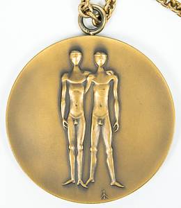 Siegermedaille 1972  | Bronze-Siegermedaille XX.Olympiade München 1972. (Entwurf von G.Cassioli und G.Marcks). Bronze, 6,6 cm mit original Kette. In Originaletui  (17x17x2,8 cm) aus Kunststoff mit aufgedrucktem Olympischen Logo. - Bild 3