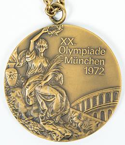 Winner's Medal: Olympic Games 1972  Munich - Bronze medal from the Olympic Games in Munich. "XX Olympiade München 1972"  for 3rd place (not awarded), bronze, with chain, size 6.6cm no engraving on the rim of the medal. In original case (17x17x2,8cm) in plastic with printed Olympic emblem. Original cardboard slipcase for case with medal (this however slightly stained). Condition: A - Bild 4