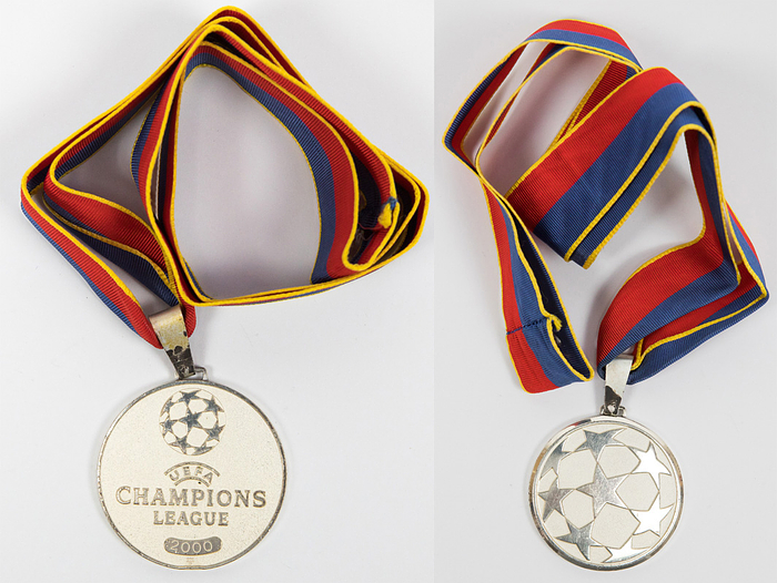 Siegermedaille 2000  | Offizielle Siegermedaille des FC Valencia für das Endspiel in der Champions League 1999 / 2000 am 24.05.2000 in Paris Real Madrid v FC Valencia (3:0) mit der Aufschrift "UEFA Champions League 2000". Silber (gepunzt, 925er Silber, Gewicht: 62 Gramm), 5 cm mit original Seidenband.