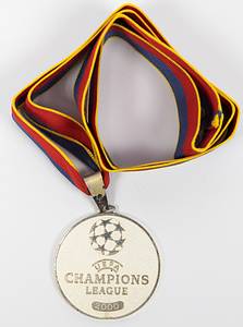 UEFA Champions League 2000 Runner´s up medal - UEFA Champions League 2000 Runner´s up medal: Official winner's medal of Valencia CF for the 1999/2000 Champions League final on May 24, 2000 in Paris, Real Madrid vs. Valencia CF (3-0), with the inscription "UEFA Champions League 2000." Silver (hallmarked, 925 silver, weight: 62 grams), 5 cm with original silk ribbon. --Presented to the Valencia CF players and coaches at the awards ceremony after the match! The Real Madrid players received the same medal, but gold-plated. --Slightly tarnished; minor signs of wear. -- The consignor received this medal directly from a Valencia CF player. Condition: A- - Bild 2